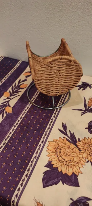 Portabottiglie vintage in metallo e vimini