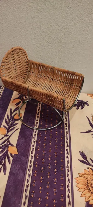 Portabottiglie vintage in metallo e vimini