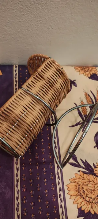 Portabottiglie vintage in metallo e vimini