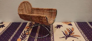 Portabottiglie vintage in metallo e vimini