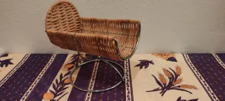 Portabottiglie vintage in metallo e vimini