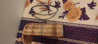 Portabottiglie vintage in metallo e vimini