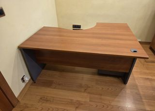 Escritorio de madera, cajonera y librería