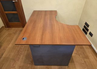 Escritorio de madera, cajonera y librería