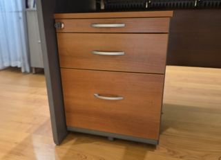 Escritorio de madera, cajonera y librería