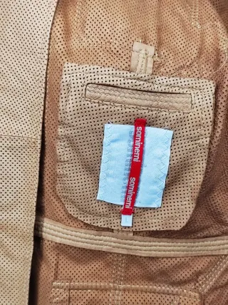 Chaqueta de piel beige perforada