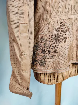 Chaqueta de piel beige perforada