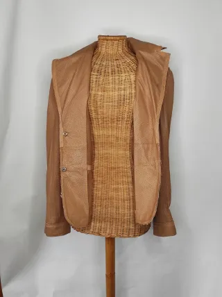 Chaqueta de piel beige perforada