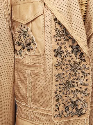 Chaqueta de piel beige perforada