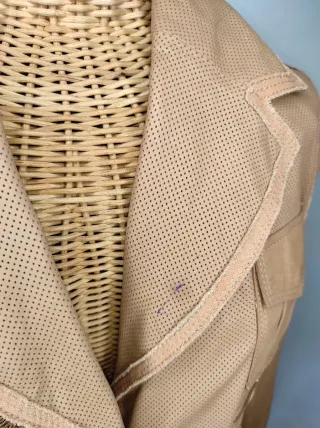 Chaqueta de piel beige perforada