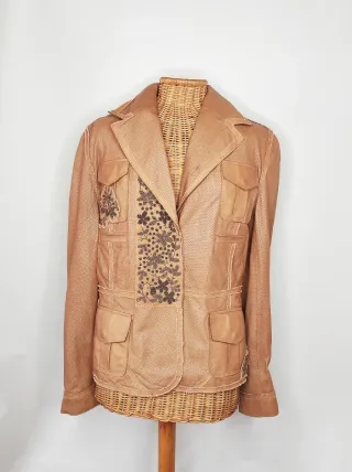 Chaqueta de piel beige perforada