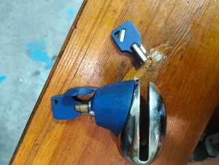 Candado para moto azul y plateado