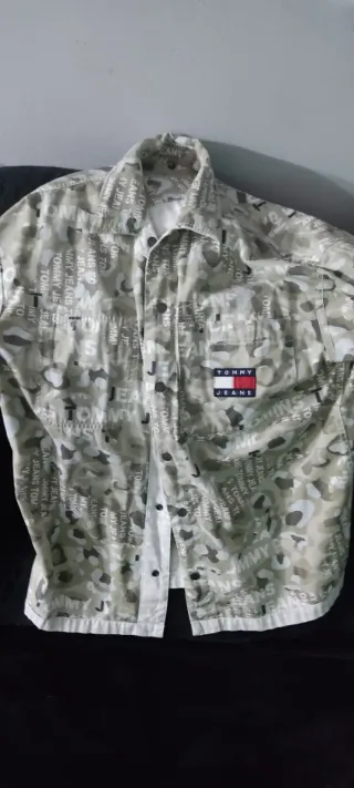 Camisa Tommy Jeans camuflaje arena reversible T-L