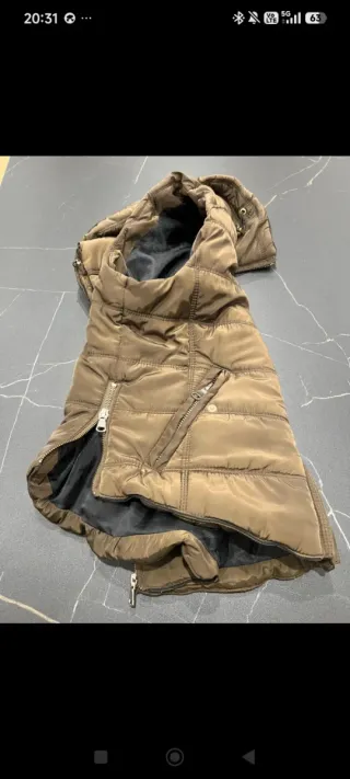 Chaleco acolchado Stradivarius con capucha oculta