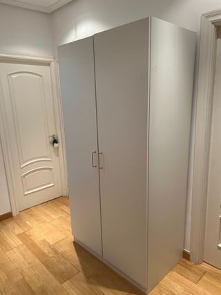 Armario Jysk blanco 2m alto