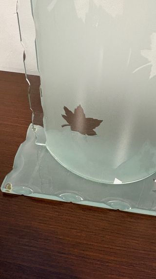 Jarrón de cristal decorativo hojas y vaso.