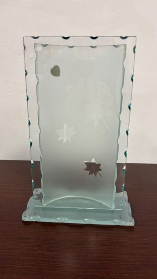 Jarrón de cristal decorativo hojas y vaso.