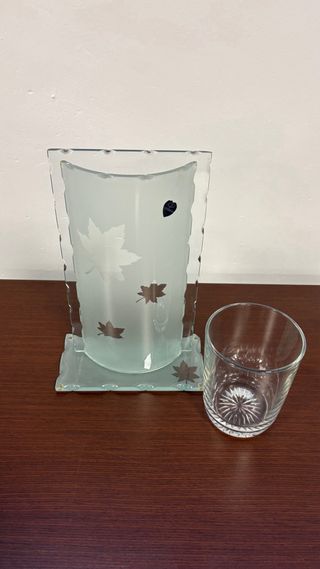 Jarrón de cristal decorativo hojas y vaso.