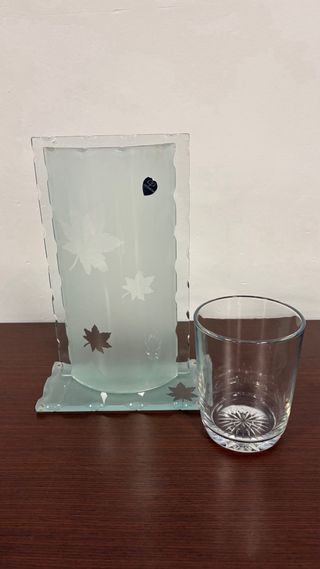 Jarrón de cristal decorativo hojas y vaso.