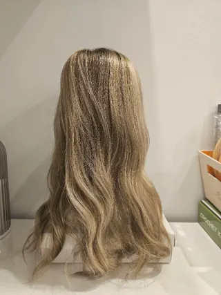 Peluca rubia de media melena de pelo sintético