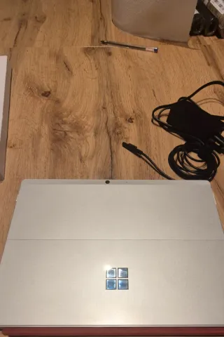 Microsoft Surface Pro 8 con Teclado Rojo