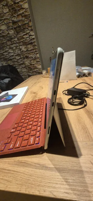 Microsoft Surface Pro 8 con Teclado Rojo