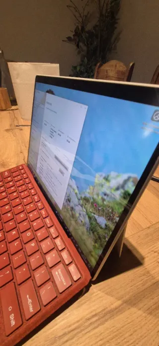 Microsoft Surface Pro 8 con Teclado Rojo