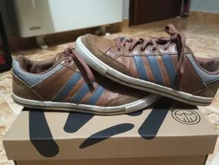 Zapatillas Adidas Marrón y Gris