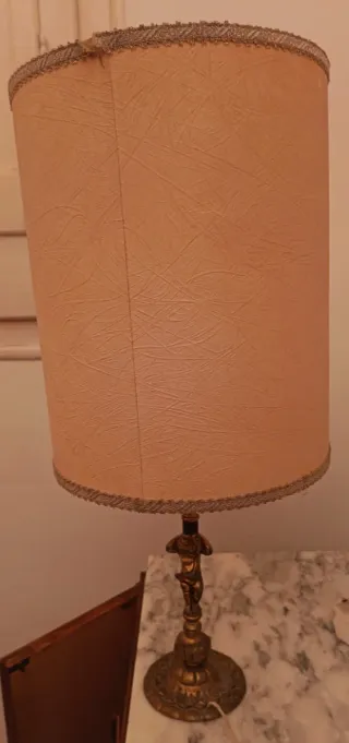 Lámpara de mesa dorada y beige