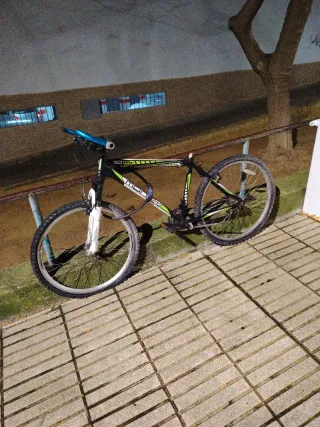 Bicicleta de montaña negra y verde