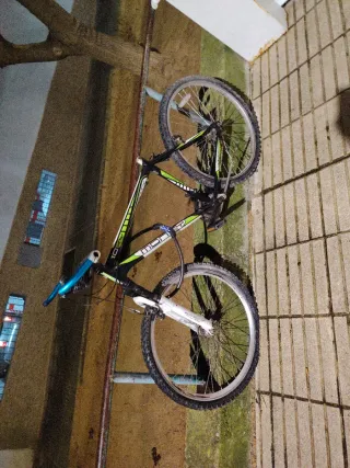 Bicicleta de montaña negra y verde