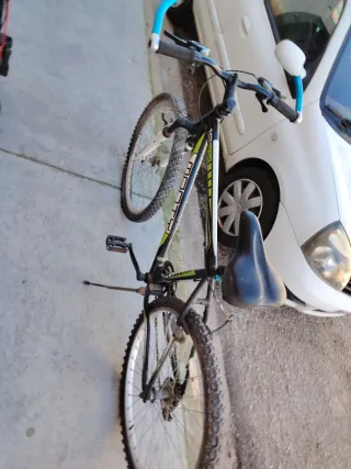 Bicicleta de montaña negra y verde
