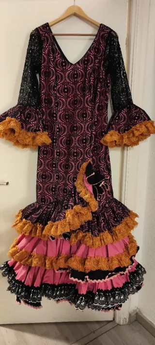 Traje de flamenca rosa y negro