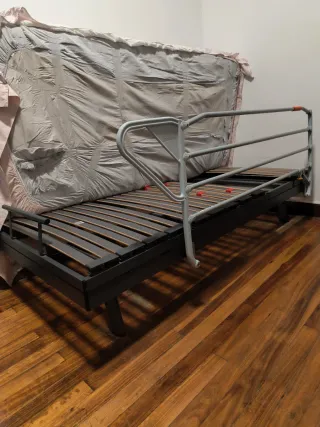 Cama articulada con barandilla