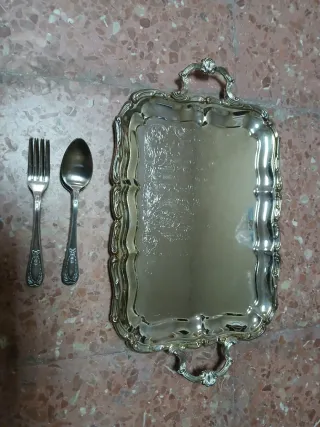 Bandeja y cubiertos bañados en plata