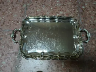 Bandeja y cubiertos bañados en plata