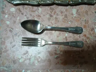 Bandeja y cubiertos bañados en plata