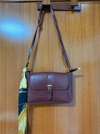 Bolso bandolera burdeos con pañuelo