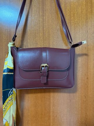 Bolso bandolera burdeos con pañuelo