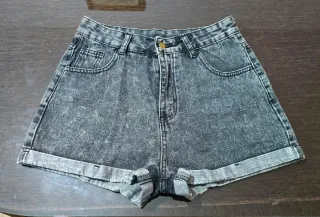 Short mezclilla bajo doblado.