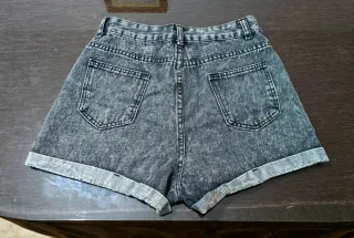 Short mezclilla bajo doblado.