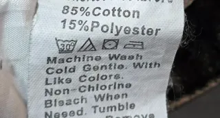 Short mezclilla bajo doblado.