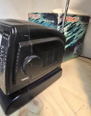 TV Portátil Blanco y Negro Aniko 328 con Radio