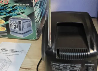 TV Portátil Blanco y Negro Aniko 328 con Radio