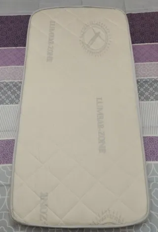 Colchón cuna viscolástico con zona lumbar y funda.
