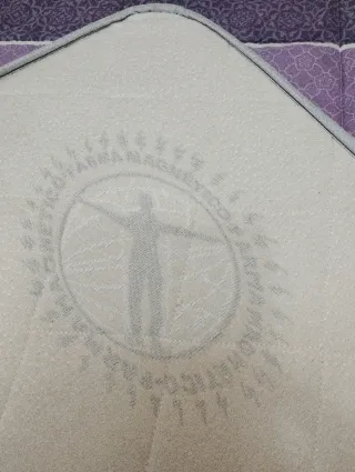 Colchón cuna viscolástico con zona lumbar y funda.