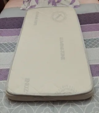 Colchón cuna viscolástico con zona lumbar y funda.