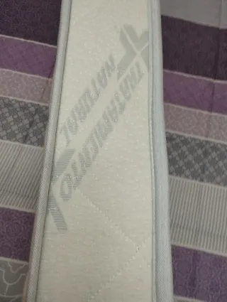 Colchón cuna viscolástico con zona lumbar y funda.