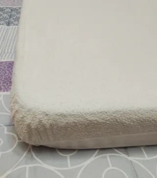 Colchón cuna viscolástico con zona lumbar y funda.