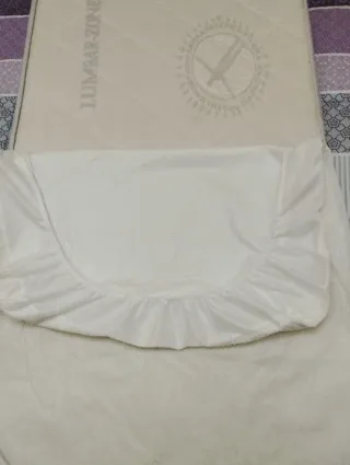 Colchón cuna viscolástico con zona lumbar y funda.